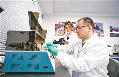 2月18日，内蒙古自治区农牧业科学院畜牧研究所的科研人员正在制备显微注射针。该研究所主要围绕家畜繁育、遗传资源评价和新品种创制等方面进行研究，先后培育出察哈尔羊、昭乌达肉羊等5个新品种，收集乌珠穆沁羊、苏尼特羊等地方种质资源近万份，为内蒙古特色畜禽遗传资源保护与创新利用筑牢根基。