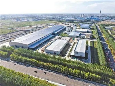 连日来，包头龙马铸锻有限公司年产20万吨风电精密铸件项目建设如火如荼，计划今年年底前完成设备调试并试生产。

项目总投资25亿元，主要生产10兆瓦及以上风机超大型轮毂、机舱底座等核心铸件。“该项目填补了蒙西地区在风电精密铸造领域的空白，项目建成后，将串联起‘零部件铸造—叶片生产—塔筒制造—整机组装’的全产业链闭环，为包头打造‘全国重要陆上风电装备产业基地’筑牢根基。”包头昆都仑经济技术开发区管委会副主任徐永昕表示。

装备制造业，被喻为工业心脏和国民经济的生命线。

近年来，内蒙古围绕新能源大规模开发利用，积极打造以风光氢储等新能源装备制造为支撑的现代装备制造产业集群，初步形成独具特色的现代装备制造产业体系。今年1—7月，全区制造业继续保持良好发展势头，增加值同比增长9.4%，高于全国平均水平3.2个百分点，高于全区规上工业增速3个百分点。其中，装备制造业增加值同比增长22.8%，成为拉动工业增长的重要力量。

新能源装备制造风生水起

达茂旗零碳产业园区内，由远景蒙新集团打造的北方首条自研高端齿轮箱及风机总装生产线正在高速运转。

“我们全力在包头市系统布局绿色新工业体系”，远景蒙新集团包头产供销基地总经理侯兆云表示，青山区的储能系统集成基地仅用30天就实现投产，达茂旗绿色纯净金属冶炼项目通过“源网荷储”真正构建起了从原材料到产品的绿色产业链。“依托远景的技术优势，我们正以构建新型电力系统为核心，助力包头建设零碳工业新城，打造绿色新工业高地，加速将包头的绿色能源优势转化为绿色产业优势。”

“头上有风光，脚下有煤炭，手中有电网。”手握新能源发展3张“王牌”，内蒙古协同推进新能源开发与装备制造业发展，“风光氢储”四大产业集群和“呼包鄂通”四大装备制造基地强势崛起，“风光氢储”装备制造全产业链基本形成。

如今，在北疆大地，一排排光伏板横卧“沙戈荒”，一座座风机迎风矗立，源源不断的绿色能源为亮丽北疆带来勃勃生机。

串珠成链!鄂尔多斯以氢能全产业链布局，精绘“北疆绿氢城”工笔画。

从全区首家绿电制氢加氢一体化项目投产运营，到全区首台第二代1500Nm3/h高温碱性制氢电解槽和第三代0.2MW超低能耗高温碱性制氢电解槽下线，再到全区首个万吨级新能源制氢项目——准格尔旗纳日松光伏制氢产业示范项目成功制取第一方“绿氢”……在内蒙古氢能产业发展版图上，鄂尔多斯市始终走在前、作示范。

集群成势!聚焦打造全球最大的陆上风电装备产业基地，通辽市雄心勃勃。

如今，蒙东(通辽)风电装备制造产业基地已累计完成投资137亿元，布局的29个配套子项目中已建成16个，风机叶片、主机等7个核心零部件项目投产达效。“预计2026年全部达产后，将形成年产千台套风电塔筒叶片、万吨级精密铸件锻造件的产能，年产值突破720亿元，税收达20亿元。”内蒙古龙马重工集团有限公司董事长曲锋增介绍，目前，基地已引进洛阳双瑞、金风科技、瑞祥重工等10余家风电产业链上下游优质企业。

如今，内蒙古风电装备已全面形成与新能源开发相匹配的制造能力，光伏装备产业链前端具备全球竞争优势，氢能装备、储能装备产业链基本成型。全区已形成风电主机7000万千瓦、光伏组件4190万千瓦、制氢装备650台套、储能装备4350万千瓦时的生产能力，风光氢储装备制造全产业链产值超过1.2万亿元。

风光无限，动能澎湃。今年1—7月，全区新能源产业增势较好，新能源及相关产业增加值同比增长18.7%。其中，新能源装备制造业增加值同比增长20.7%，拉动工业经济显著增长。

新能源汽车制造集群成势

作为引领汽车产业转型升级的重要方向，新能源汽车正迎来高速发展的战略机遇。内蒙古积极把握这一时代风口，将新能源汽车产业作为推动制造业向高端化、智能化、绿色化迈进的核心引擎，重点依托呼和浩特市、包头市、鄂尔多斯市和乌海市，构建覆盖动力电池、电机、电控系统、关键零部件及整车研发制造的新能源汽车全产业链布局。

5月22日，以“链动未来 绿色共赢”为主题的内蒙古自治区新能源汽车产业协同发展暨第二届鄂尔多斯汽车产业链供应链大会在鄂尔多斯市召开。大会吸引了汽车整机制造、电控系统、新能源电池等核心配套企业100余家，还邀请了能源、物流等50多家用户参与。与会嘉宾针对行业发展趋势、政策落地实施、产业上下游需求等关键议题，共同探寻新能源汽车产业升级的新思路、新机遇与新模式。

“作为国家重要能源基地和加快转型发展的新兴工业城市，鄂尔多斯市坚持把发展新能源汽车产业作为产业转型升级的重要举措和突破口，全力打造国内标杆性新能源汽车生产和应用基地。”鄂尔多斯市副市长刘凤云在会上介绍。

在鄂尔多斯市，“纯电+氢能”双轮驱动的新能源汽车先进制造业集群逐渐发展壮大。目前，该市已成功引进上汽红岩、厦门金龙等一批行业头部企业及配套项目。新能源乘用车整车生产规模达2万辆，新能源重矿卡组装2.1万辆，动力电池等关键零部件也具备相当规模的产能。

引进广东喜玛拉雅年产1000台套氢燃料电池系统及电堆产线项目，与江苏通用科技签订年产130万套新能源重卡轮胎智能制造基地项目，北奔重汽与乌海杰宁、乌海氢力鸿运在乌海市达成氢燃料电池汽车产业合作，打造东胜兴旺煤矿至华电河西电厂等5条氢能重卡运输线路……近年来，包头市积极响应国家新能源汽车发展战略，依托北奔重汽构建起新能源重卡行业生态链、产业链、供应链，新能源重卡产业发展步入快车道。

坚持产业发展和推广应用相结合、整车带动和零部件配套相结合，内蒙古持续加大新能源汽车推广应用力度，大力发展新能源汽车整车及配套产业，积极打造新能源汽车制造全产业链。截至今年上半年，全区新能源汽车产能达9.5万辆，新能源汽车产业初具规模。

下一步，内蒙古将重点围绕智能驾驶系统、电驱动系统、氢燃料电池、固态电池、动力总成、空调系统等关键部件招引延链补链项目，持续完善产业链条，着力打造新能源汽车产业集群。

低空装备制造蓄势腾飞

8月1日，随着一架贝尔505直升机从老牛湾黄河大峡谷旅游区腾空而起，老牛湾景区直升机低空游览项目正式启航。据景区工作人员介绍，低空游览项目游览航线覆盖半径5公里的范围，游客可搭乘直升机在300米以下高空欣赏黄河大峡谷的壮美风光。

从外卖配送、观光旅游等消费场景到电力巡检、农业植保等生产场景，近年来，低空经济快速融入各行各业，市场规模加速壮大。作为低空经济产业链中的重要一环，低空制造业迎来快速发展。

内蒙古地域辽阔、空域资源丰富，区位优势、算力优势明显，发展低空制造潜力巨大。2024年，内蒙古发布低空经济高质量发展实施方案，明确将发展无人机、电动垂直起降飞行器(eVTOL)、核心零部件、航空材料等低空制造产业作为重点任务，将呼和浩特市、包头市、通辽市、鄂尔多斯市作为重点发展区域，推动低空制造全产业链发展。

“作为全国首批北斗规模应用试点城市，呼和浩特市抢先布局低空经济，设立10亿元产业基金，累计引进48家低空经济企业，全面构建集低空科学研究、检测认证、试飞试航、装备制造等多领域应用于一体的产业集群。”呼和浩特市工信局局长李敏娜介绍。

目前，呼和浩特市已引进宝升高科、霁航科技、智航科技、天疆防务等一批无人机总装制造项目落地生产，正加快布局航空器起降场、飞行管理服务平台、低空经济制造业集群、低空飞行检验检测中心、低空飞行高技能人才培训中心等项目。

在景区上空，搭乘通航直升机俯瞰，壮丽风光尽收眼底；草原上现宰的鲜羊，由无人机低空速运，可锁住肉质的最佳风味；国家森林自然保护区内，米-171直升机呼啸巡护，守卫着茫茫林海……过去一年，包头市低空经济强势崛起。

“当前，包头市正按照‘低空制造集聚区’的定位推动低空制造业发展。我们的重点任务包括推动低空制造产业集群发展壮大，加快发展无人机关键材料和核心零部件制造产业。”包头市发展改革委基础设施发展科科长吴子建表示。

竞逐“天空之城”，包头市具备先进且完善的装备制造产业基础优势。稀土、光伏、钢铁、铝业、氢能储能、碳纤维、永磁电机、飞行电池、光伏组件等优势特色产业，与低空经济上下游产业链高度耦合，可为低空装备的研发和生产提供关键支撑。目前，包头市正加速构建“低空制造—试验试飞—场景应用”的完整产业链。

下一步，内蒙古将根据现有产业布局，围绕低空装备新型材料、电机电池以及整机集成等重点领域，在重点地区集中引进一批低空装备制造产业项目，培育从原材料供应到核心零部件制造，再到低空飞行器组装集成的完整产业链条，加快培育打造自治区低空装备制造产业集群。

装备制造业是国之重器，要把握优势、乘势而为、做强做优做大。当前，内蒙古正围绕高端化、智能化、绿色化发展方向，不断推进新能源装备制造、新能源汽车制造、低空装备制造等产业集群集聚发展，为加快形成新质生产力提供有力支撑。